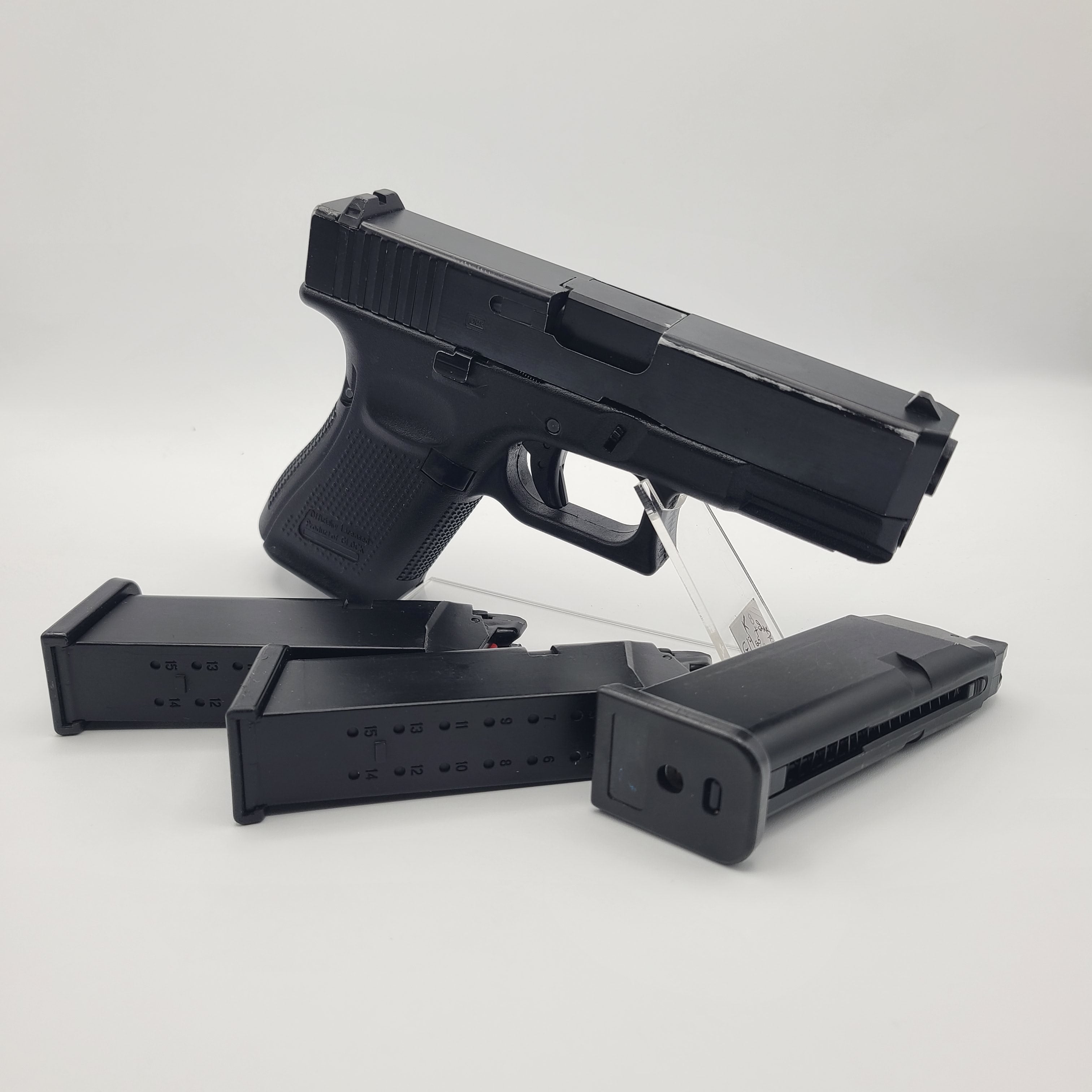 E&C G19 airsoft pistol with three magazines, designed for realistic shooting experiences.