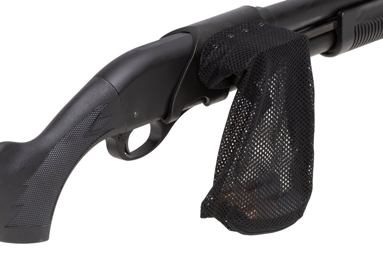 Accessoire PPS M870 AIRSOFT filet de rangement noir fixé sur la crosse d'une réplique airsoft
