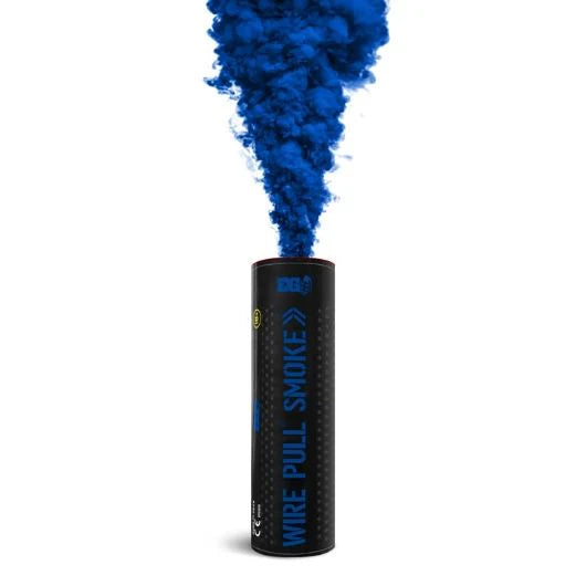 Fumigène bleu en action SMOKE GRENADE wp40 par ENOLA GAYE émettant une épaisse fumée bleue